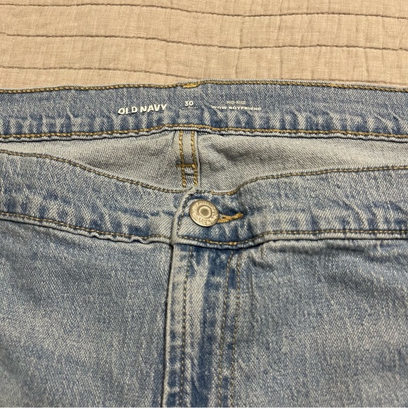 OLD NAVY Women's Wow Boyfriend Mid Rise Jeans Light Wash Blue Denim Size 30 - Picture 2 of 11